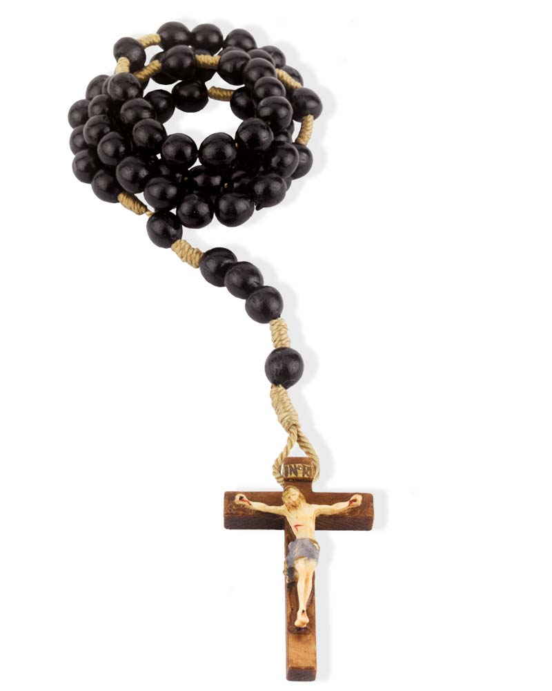 Rosenkranz aus holzperlen und kruzifix christliches kreuz auf