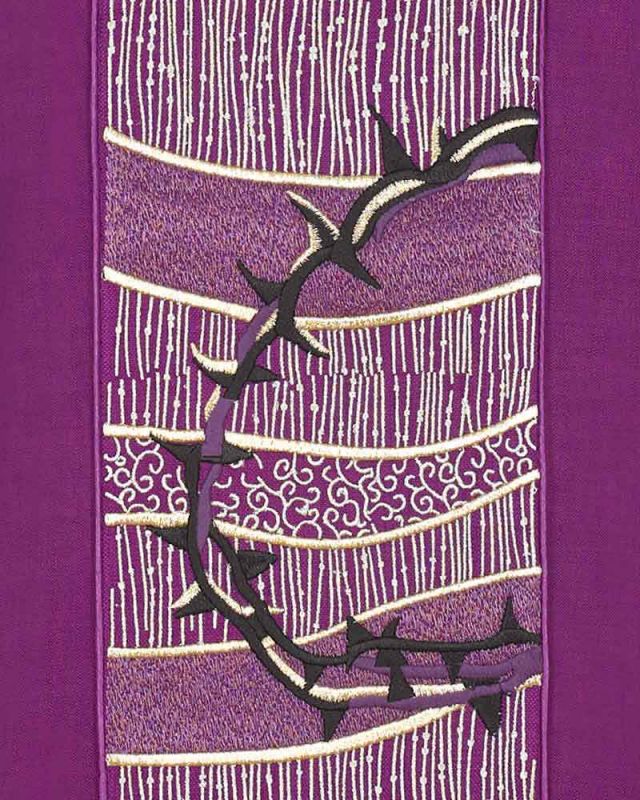 Kasel violett mit Mittelstab mit Stickerei, inkl. Innenstola